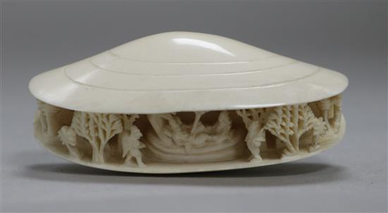 A Chinese carved ivory oyster shell W 7.5cm